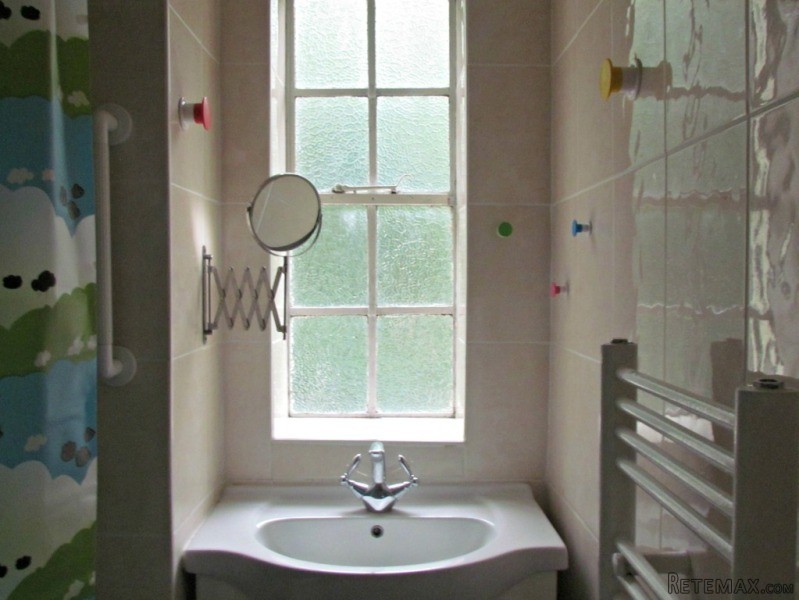Single with double bed near Shepherds.. - 2