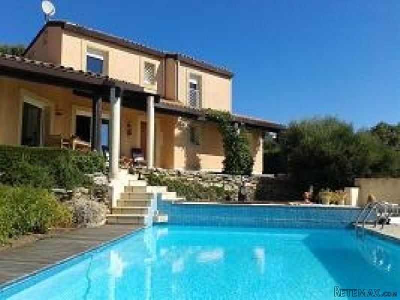 Beautiful Villa With Studio and Pool