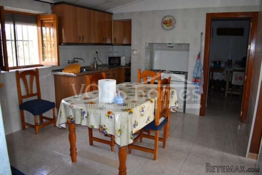 A lovely, very well kept country property of 274m2 with 3.. - 9