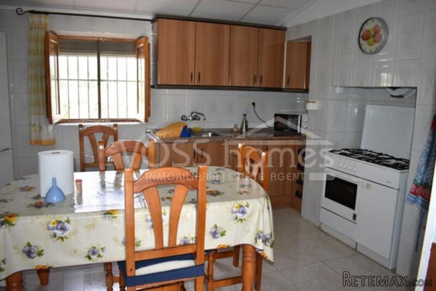 A lovely, very well kept country property of 274m2 with 3.. - 10