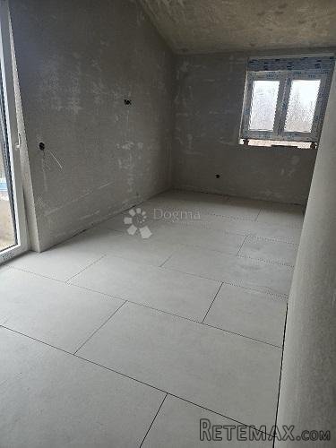 Krk, kuća 140m2 sa bazenom i okućnicom