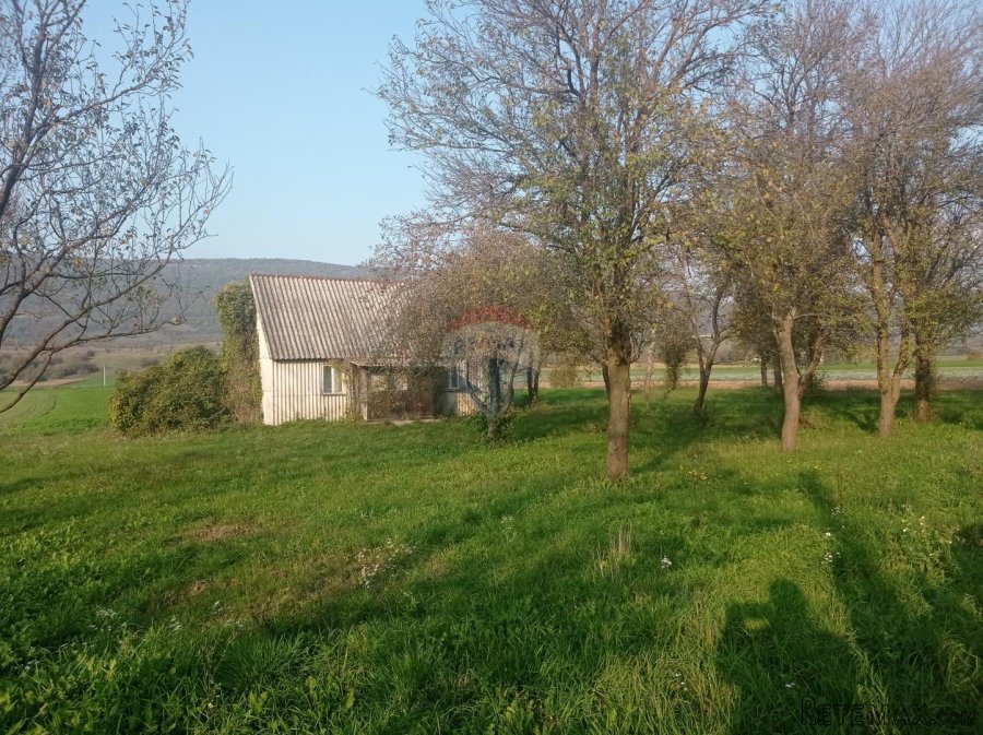 Lika,Otočac,stara kuća sa okućnicom 7650 m2