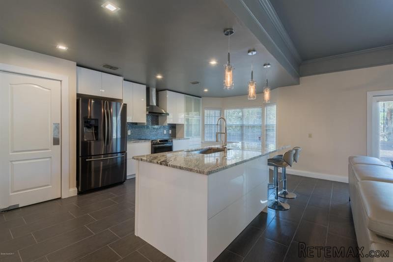 4 bedroom Detached House For Sale: 1185.. - 2