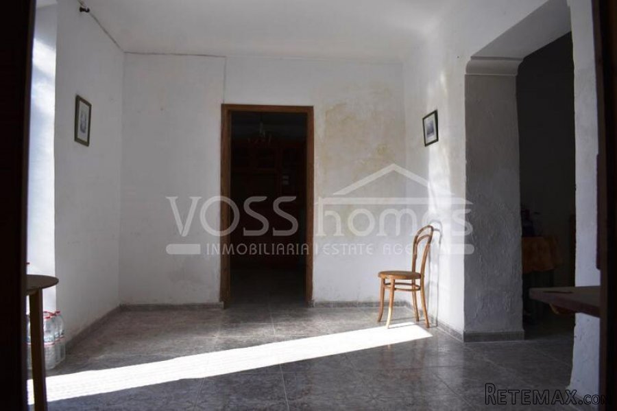 A 4 bedroom, 1 bathroom village house of 160m2 with garage.. - 7