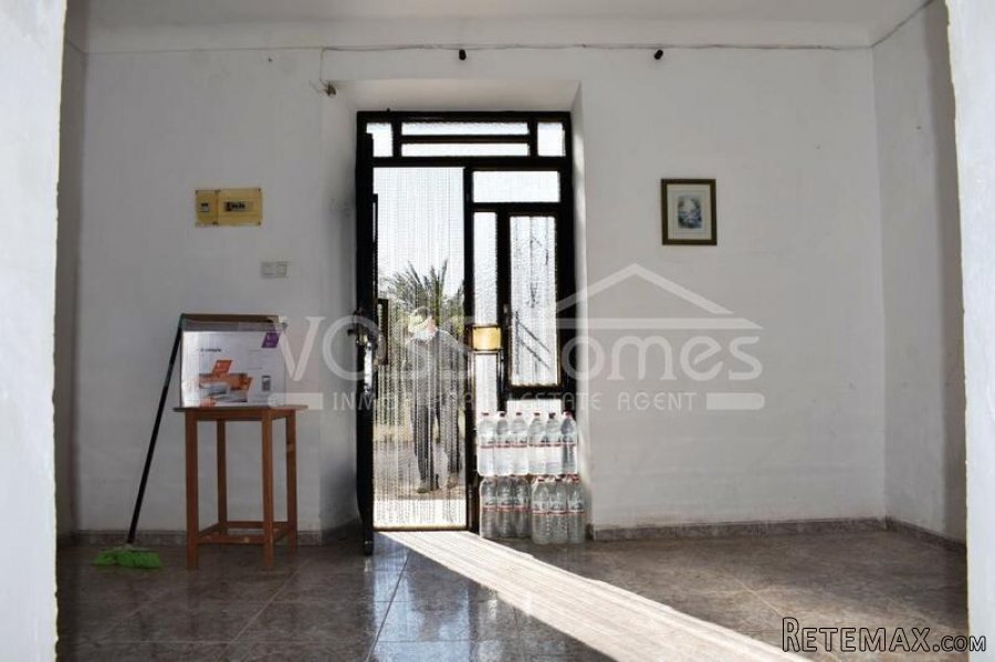 A 4 bedroom, 1 bathroom village house of 160m2 with garage.. - 8