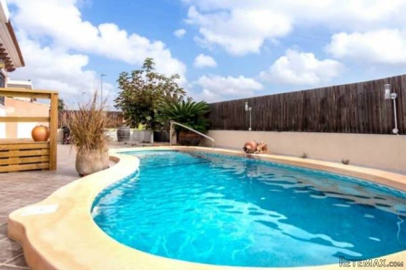 3 Bedroom 2 Bathroom Villa In Los.. - 2