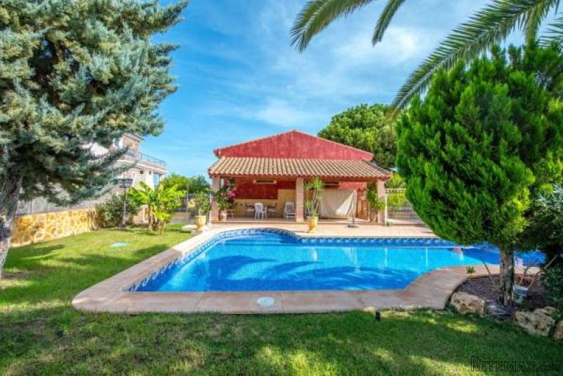 4 Bedroom 2 Bathroom Villa In..