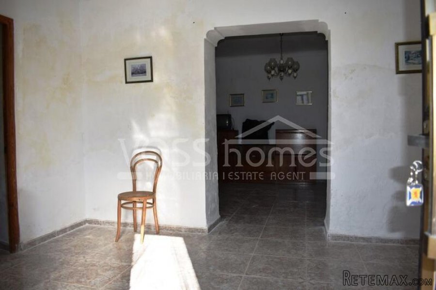 A 4 bedroom, 1 bathroom village house of 160m2 with garage.. - 9