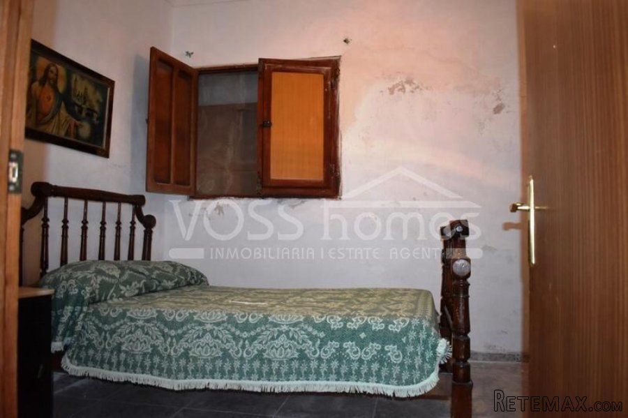 A 4 bedroom, 1 bathroom village house of 160m2 with garage.. - 10