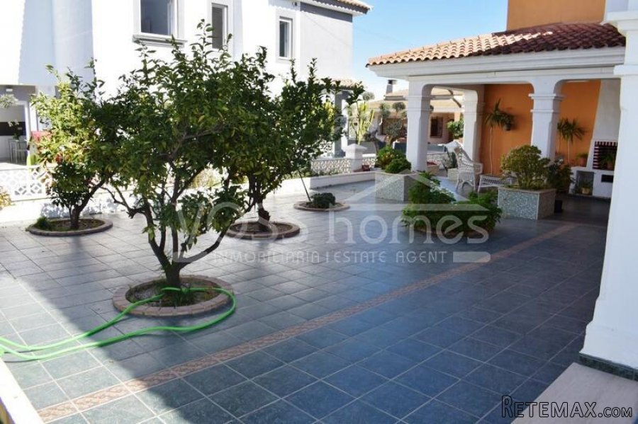 A huge, very attractive villa both inside and out in the.. - 2