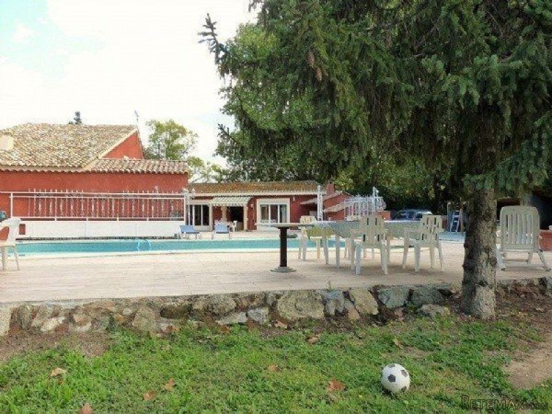 Traditional Provencal House With Pool
