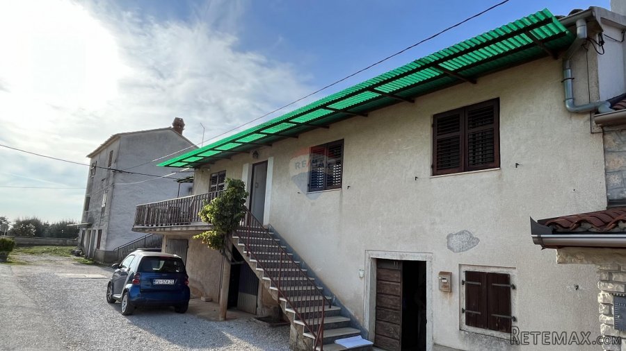 Višnjan - okolica, dvojna kuća sa puno potencijala