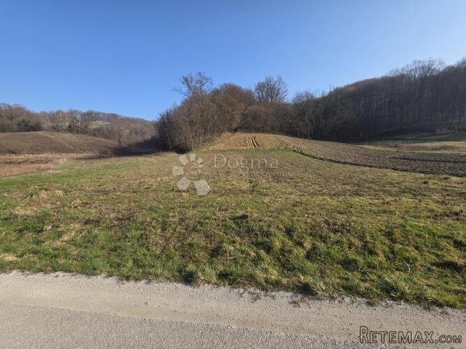 Građevinsko zemljište 1.176 m² – ravan teren, mirna lokacija