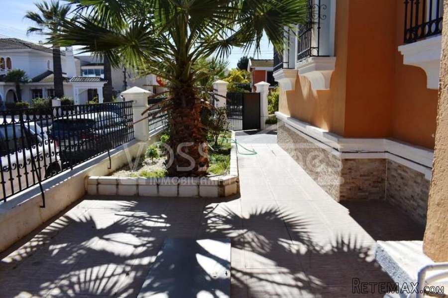 A huge, very attractive villa both inside and out in the.. - 9