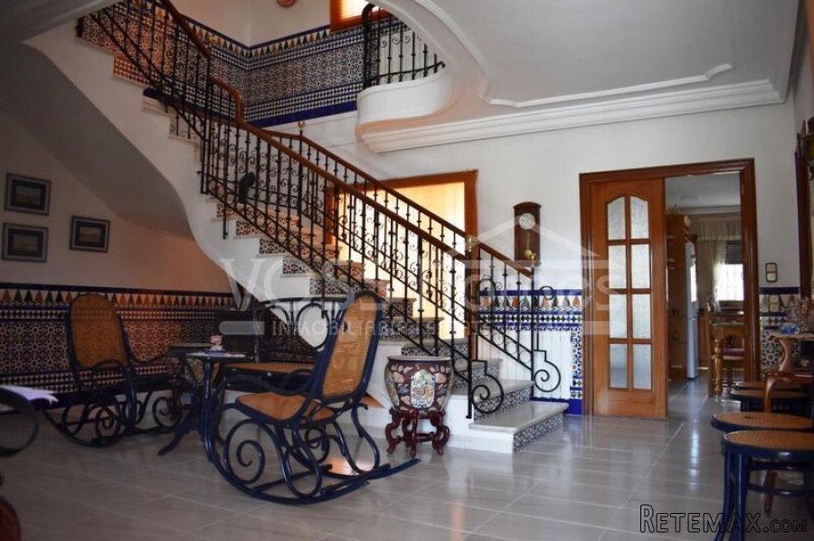 A huge, very attractive villa both inside and out in the.. - 10
