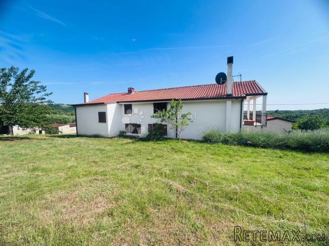 Prilika!Kuća s dva stana + 8153 okućnice - Buje