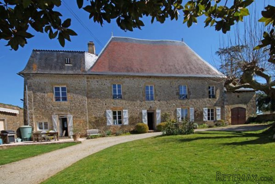 Pressac (86) - Beautiful manoir with heated pool, large barn..
