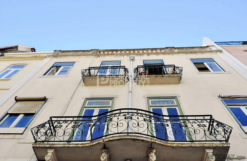 Building in Campo de Ourique with garden