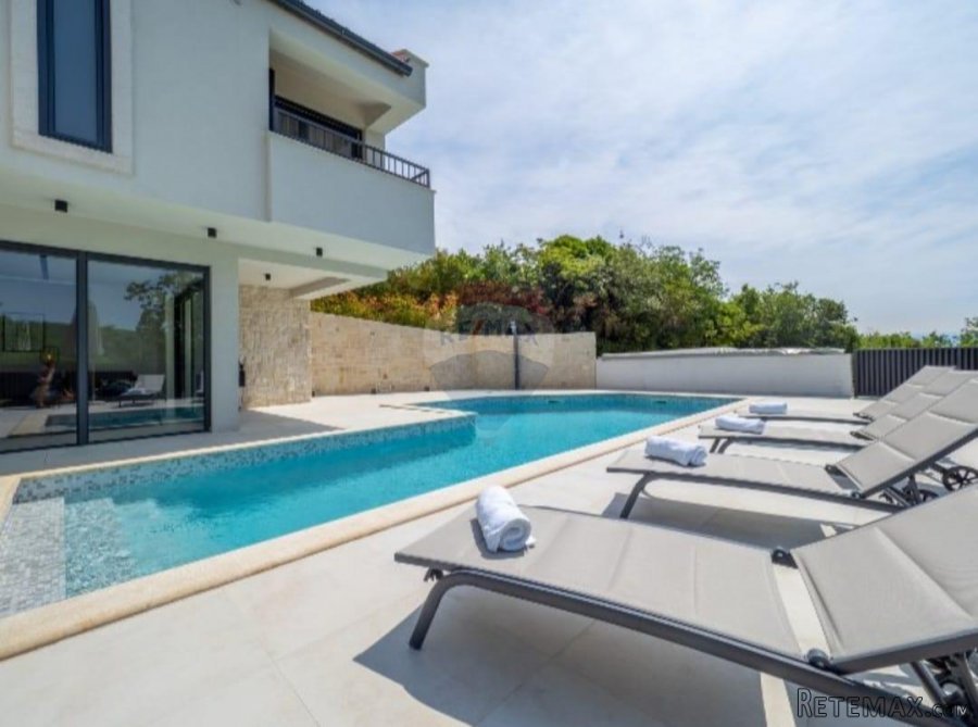 KRK-Villa s bazenom-160m2-500m od mora