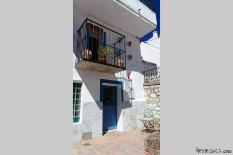 1 bedroom, 1 bathroom Townhouse, (build..