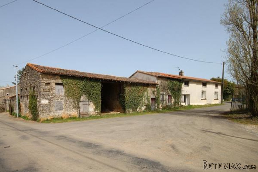Melleran (79) - stone house with outbuildings and courtyard..