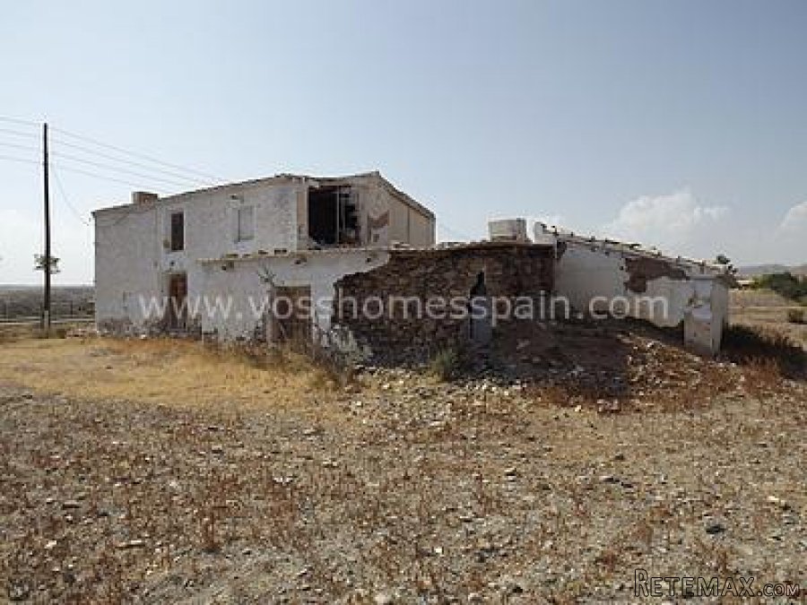 Large country property of 100m2 with 2,400m2 of URBANIZABLE.. - 2