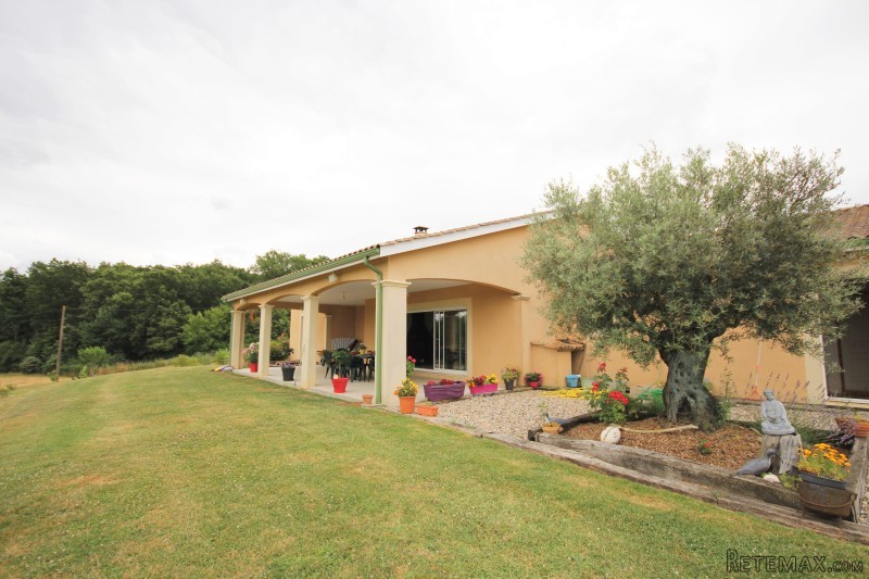 Lovely, 4 bedroomed new build bungalow..