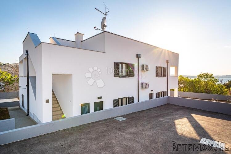 KUĆA S BAZENOM I POGLEDOM NA MORE – NOVIGRAD - 3