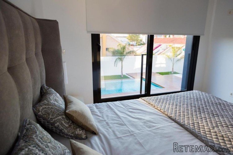 This designvilla in Los Balcones, Torrevieja has 4 bedrooms.. - 4