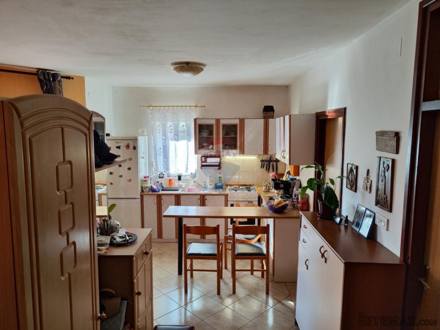 Otok Krk, Malinska - dva stana u zgradi ukupne površine 90,9