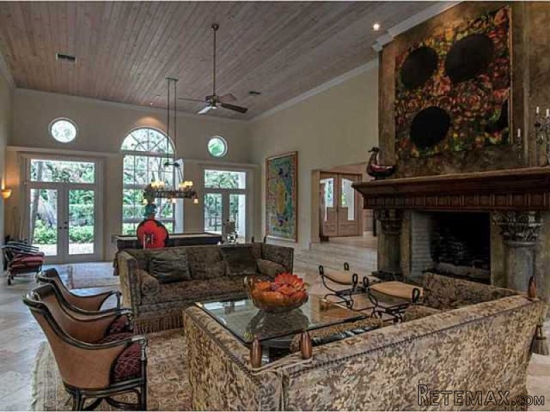 6 bedroom House For Sale: 10100.. - 2