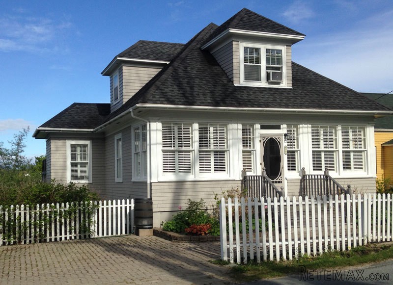 3 bedroom House For Sale: 100 Queen..