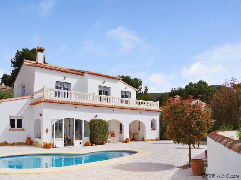 Spacious 5 Bed Villa in El Portet..