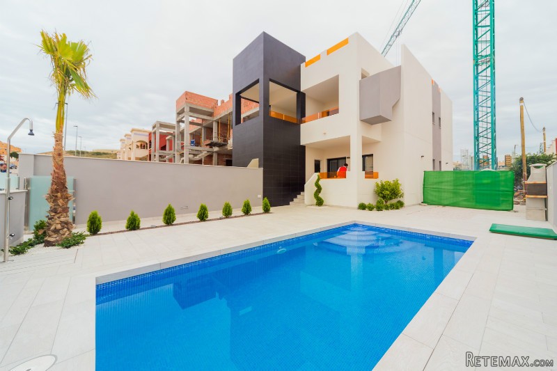2 bedroom, 1 bathroom Apartment, (build..