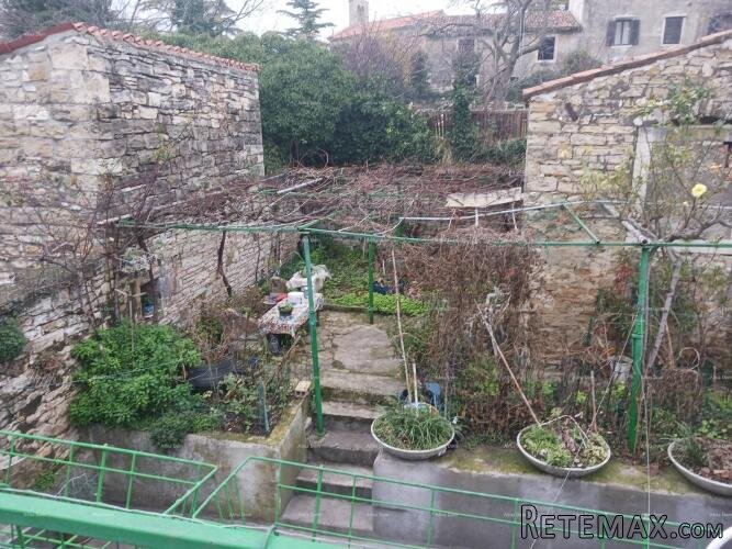 Prodaja kuće sa dvorištem u nepodrednoj blizini centra, B.. - 2