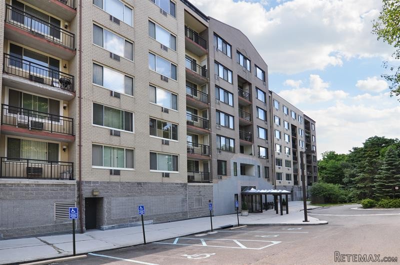 1 bedroom House For Sale: 703 Pelham..