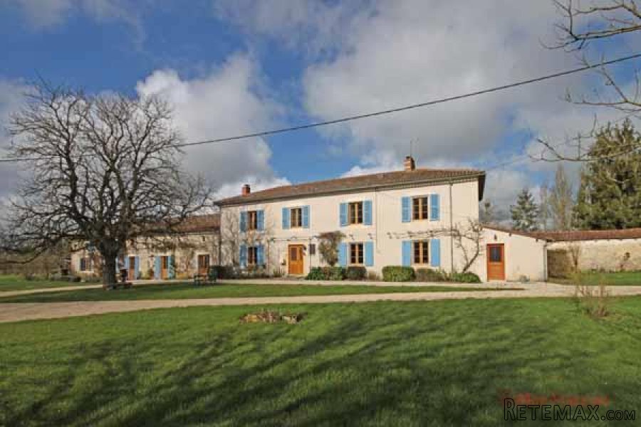 Lezay (79) For sale - Superb maison de maître with luxury 5..