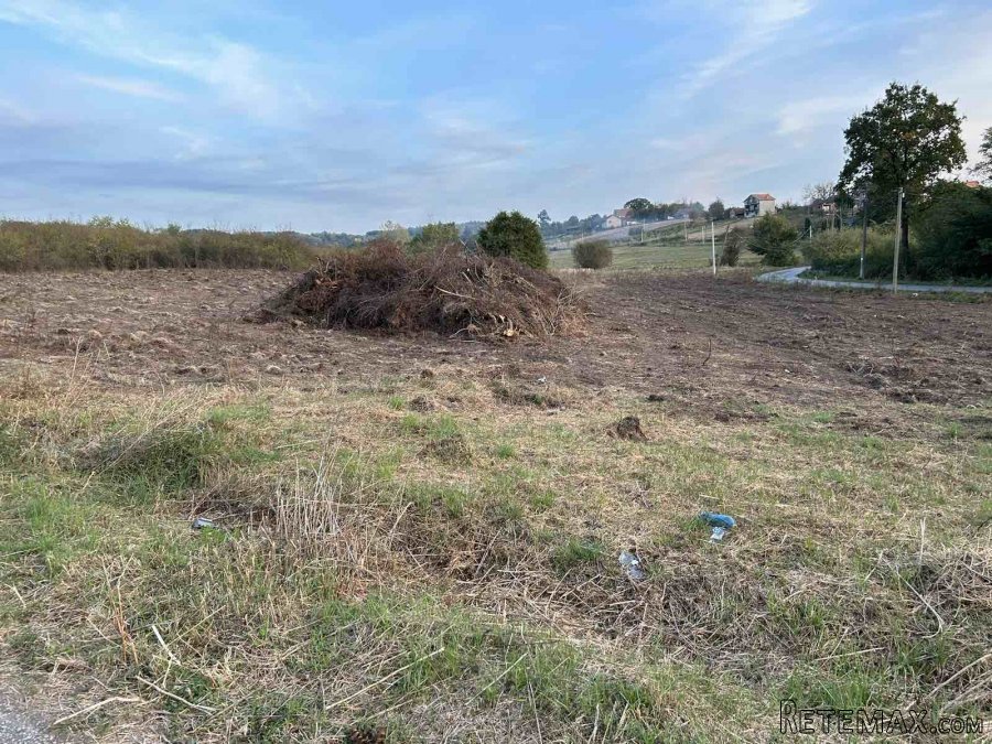 Plac Ripanj 80ari,izlaz na dve ulice,struja i voda dostupni - 3