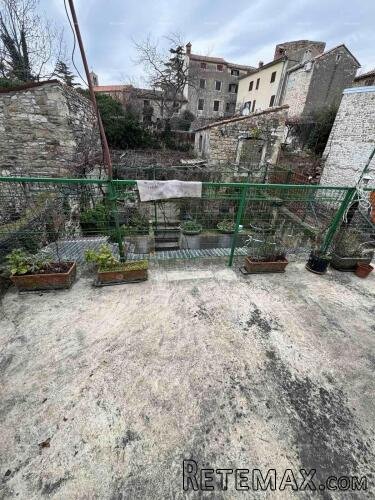 Prodaja kuće sa dvorištem u nepodrednoj blizini centra, B.. - 3