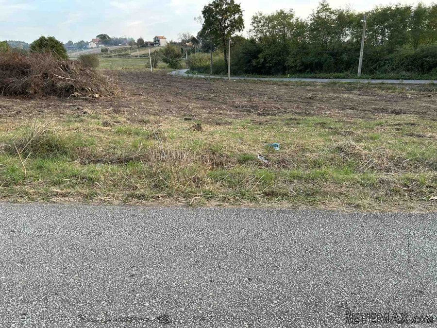 Plac Ripanj 80ari,izlaz na dve ulice,struja i voda dostupni - 6