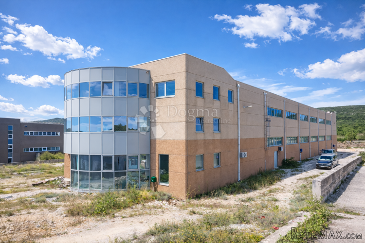Skladišno-poslovna hala 2.199,80 m²