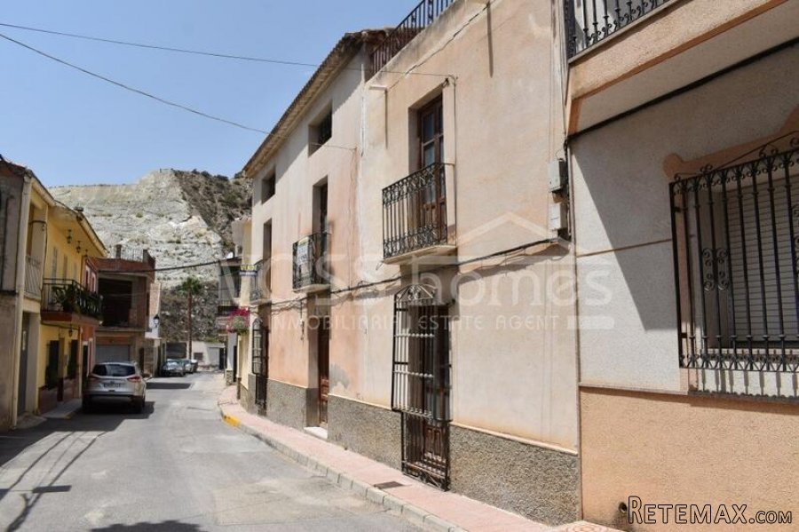 A huge 227m2, 3 storey village house to renovate modernise.. - 2