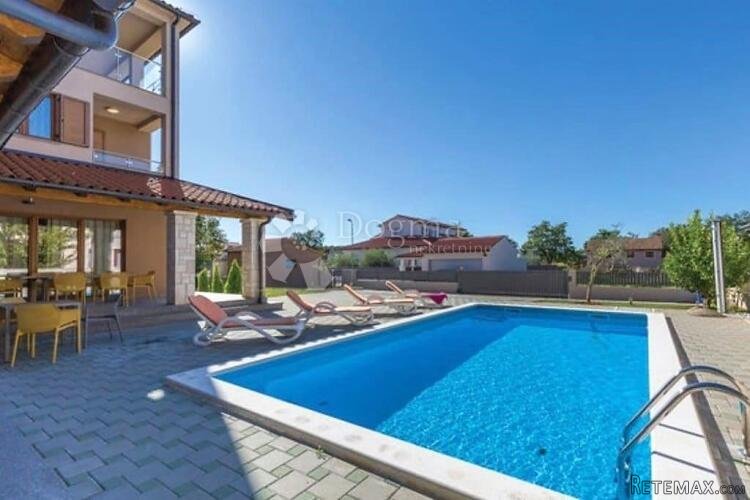 LUKSUZNA KUĆA SA 4 STANA 200 M OD MORA - 2