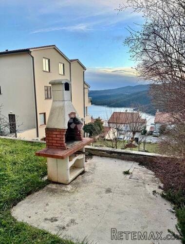 Rabac – Prizemni apartman s terasom i parkingom