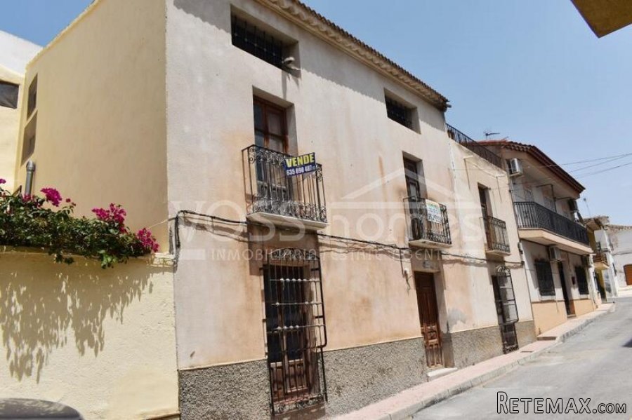 A huge 227m2, 3 storey village house to renovate modernise.. - 3
