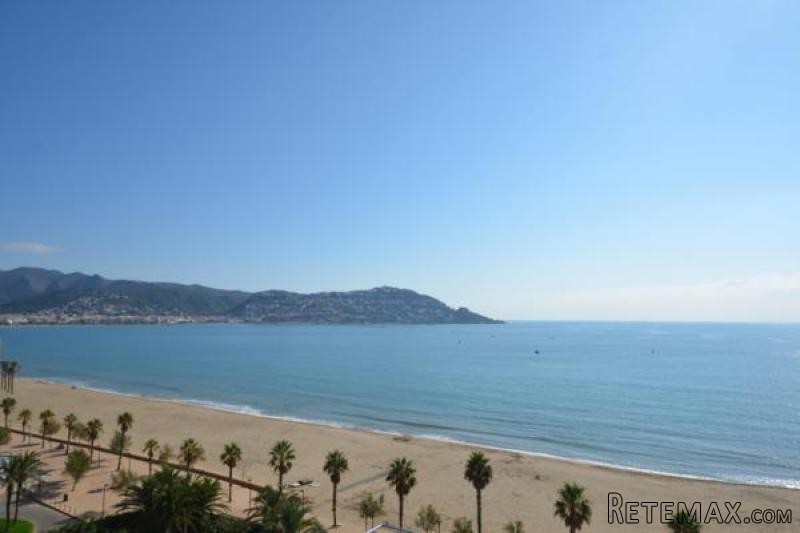 ROSES SANTA MARGARIDA: Penthouse in a..