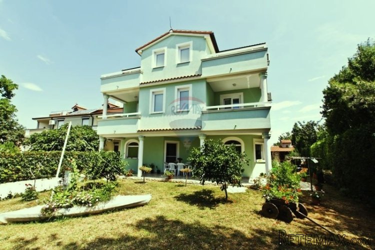 Medulin prekrasna samostojeća KUĆA sa 10 apartmana