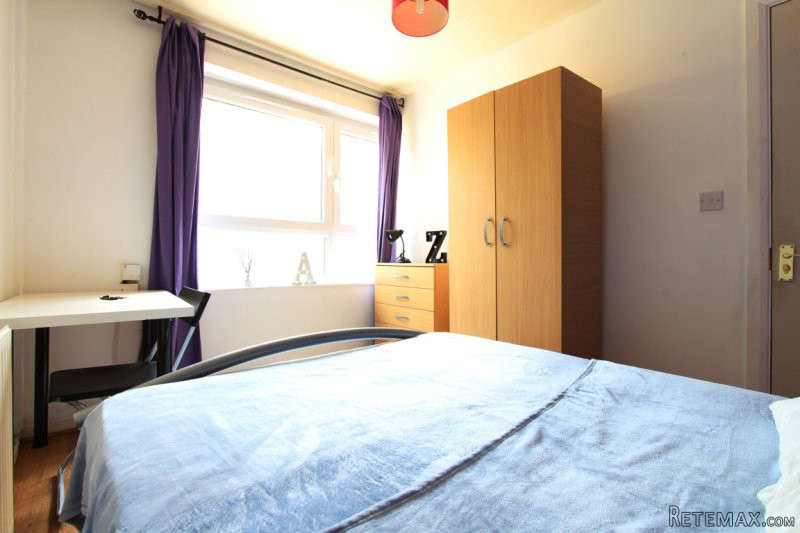 Single with double bed near Manor House..
