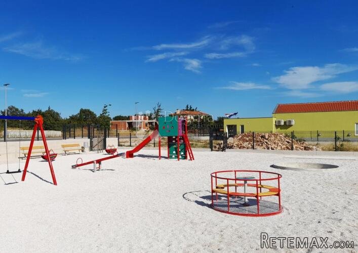 Građevinsko zemljište uz pristupnu cestu, 3.5 km od mora - 3
