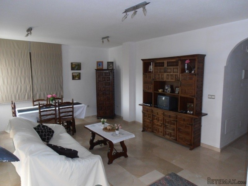 2 Bedrooms Building For Sale